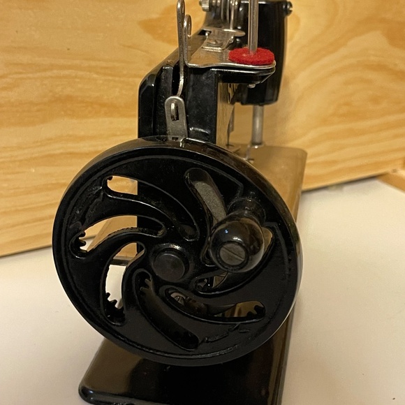 Vintage 1950s Singer Child’s Sewing Machine Model No. 20 w/ Original Box & Clamp - Picture 5 of 10